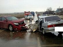 На Ставрополье ВАЗ-2115 врезалась в иномарку, трое пострадали