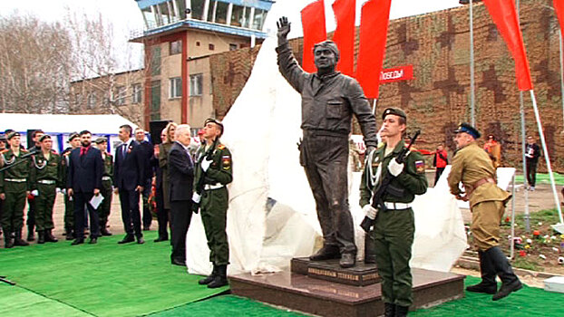 «Принимай аппарат, Макарыч» - под Ярославлем открыли памятник персонажу фильма «В бой идут одни старики»