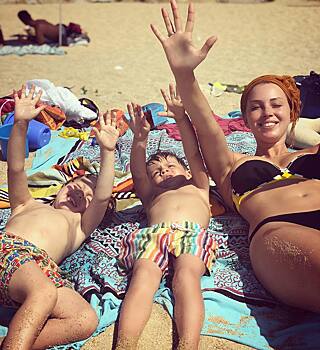 Полина Диброва поделилась семейными фото с отдыха в Испании