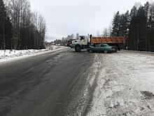 На трассе Киров-Советск грузовик столкнулся с «десяткой»: трое травмированы