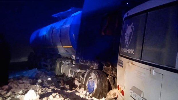 Появились первые фото с места столкновения автобуса и грузовика под Новосибирском