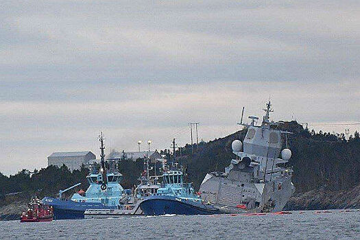 Норвежский фрегат выбросился на берег после аварии