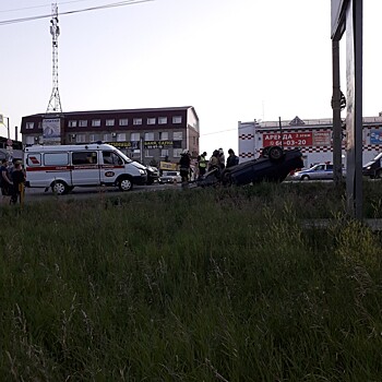 Серьёзная авария в Омске: машина на крыше, люди в больнице