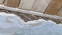В Балашихе жители жалуются на протекающую крышу дома
