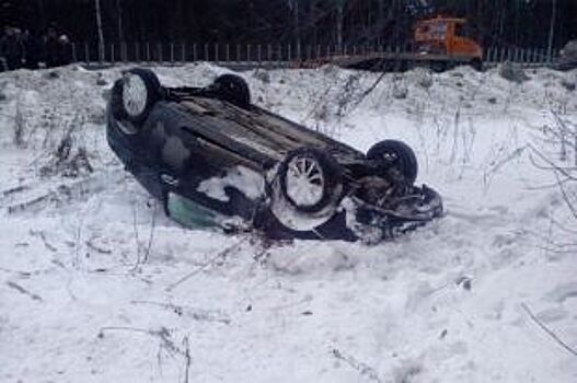 В Перми машина съехала в кювет и опрокинулась