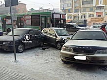 Автобус и малолитражка устроили завал на Красном проспекте