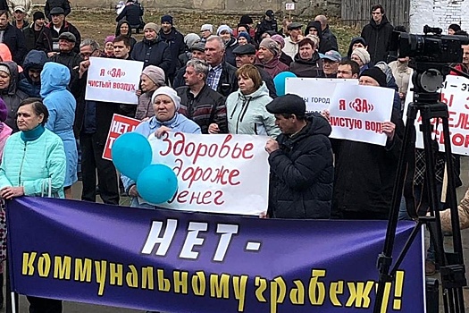 Сотни красноуфимцев вышли на митинг против строительства мусорного полигона