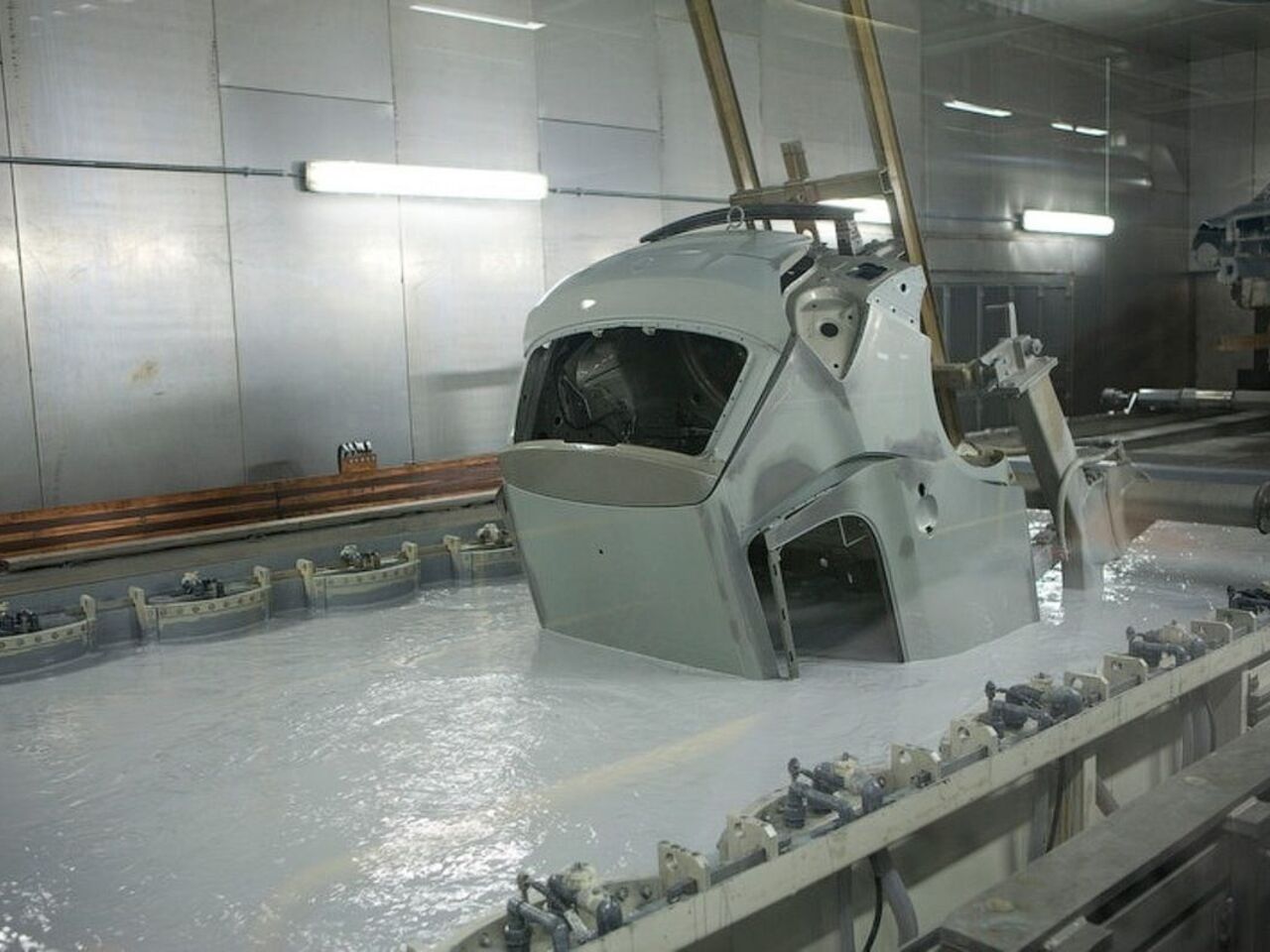 Катафорез кузова автомобиля. Покрытие задних арок антикором прадо 150. Оцинковка кузова рено логан 2. Кузов автомобиля полированный. Нанокерамика для автомобиля.