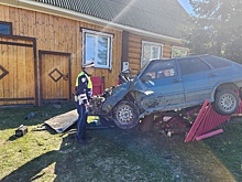 На Урале "Лада" повисла на заборе частного дома