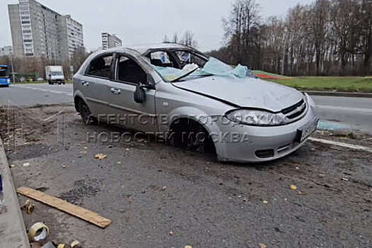 Легковой автомобиль перевернулся на бок посреди дороги на востоке Москвы