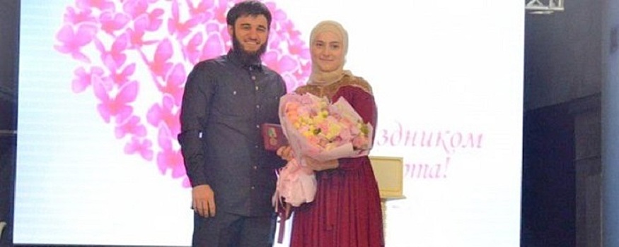 Дочь Кадырова награждена медалью за многолетнюю творческую деятельность