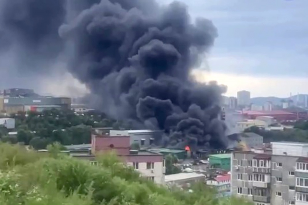 Во Владивостоке локализовали пожар на складе со стройматериалами