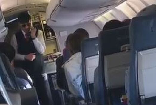 Бортпроводник зачитал рэп о правилах безопасности в самолете