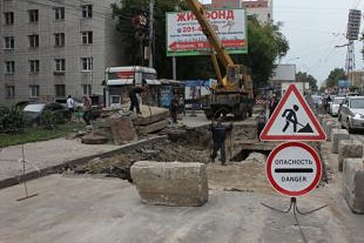 В Новосибирске На Красном проспекте сразу после ремонта провалился асфальт