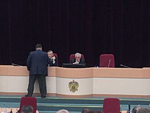 Исключенный из КПРФ депутат пригрозил спикеру саратовской гордумы стаканом воды