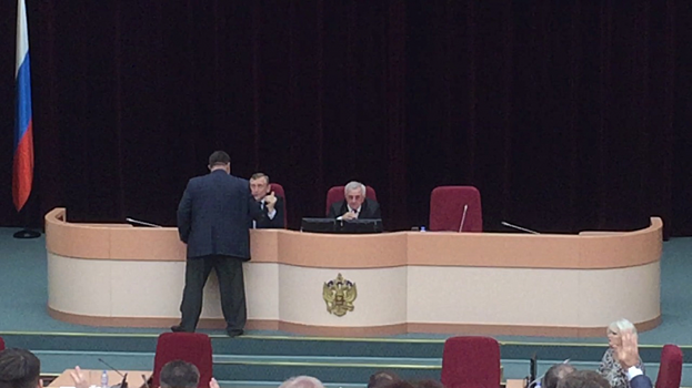 Исключенный из КПРФ депутат пригрозил спикеру саратовской гордумы стаканом воды