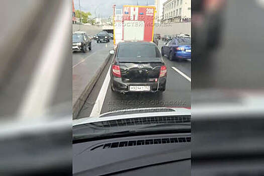 В Москве на видео попало, как Lada Granta блокировала проезд скорой с мигалками