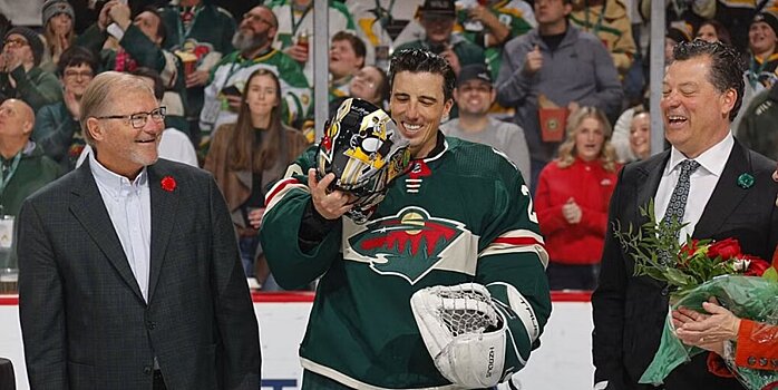 «Миннесота» чествовала Флери перед игрой с «Питтсбургом». В этом сезоне он провел 1000-й матч и вышел на 2-е место по победам в истории НХЛ