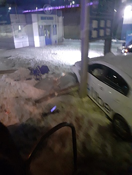 Таксист въехал в стенд с ценами на кемеровской заправке