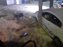 Таксист въехал в стенд с ценами на кемеровской заправке