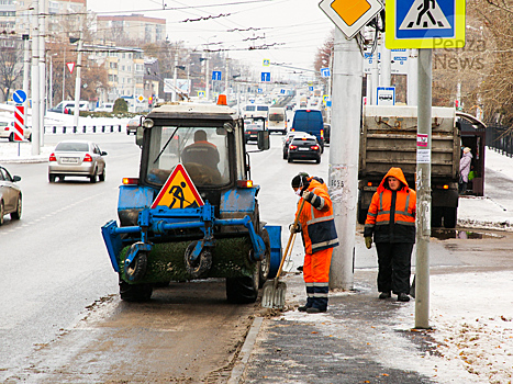 В Пензе на борьбу с гололедом вышло 115 единиц техники