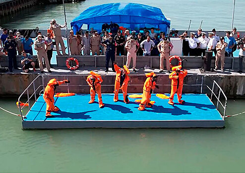Пятым упражнением конкурса «Кубок моря» АрМИ-2022 в Азербайджане стало использование спасательных средств