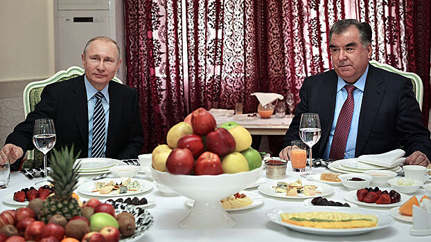Президент России Владимир Путин и президент Республики Таджикистан Эмомали Рахмон во время рабочего завтрака в Душанбе, 28 февраля 2017 года