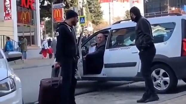 Молодые парни разыграли таксистов в Сочи, крадя "клиента" нереальным тарифом – видео