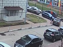 Жительница Балашихи разбила машину канализационным люком