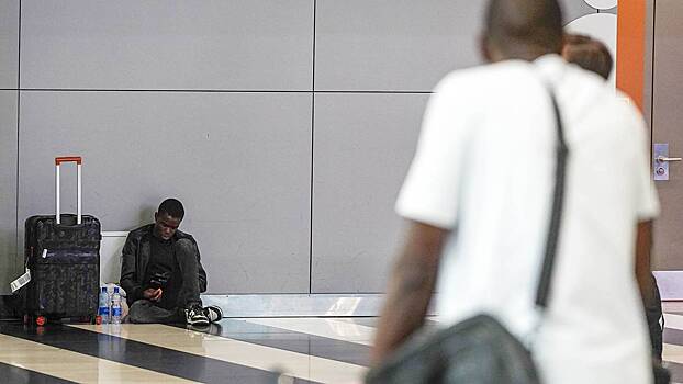 Пассажирку публично унизили в аэропорту за откровенный наряд