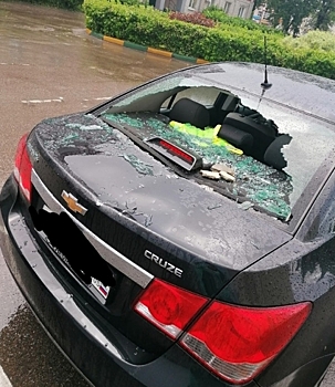 В Богородске на машину с ребенком упала часть фасада местной администрации