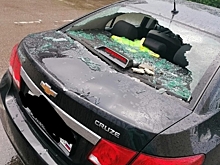 В Богородске на машину с ребенком упала часть фасада местной администрации