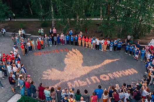 Новосибирцы выложили горящими свечами символ известной военной песни