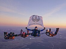 Выпускники МГУ выполнили прыжок с парашютом с флагом университета