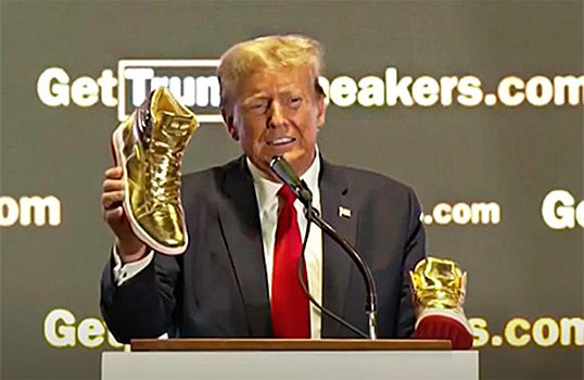Трамп начал продавать золотые кроссовки с буквой «Т»