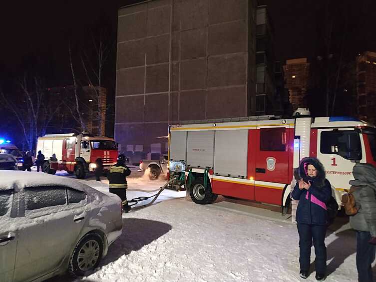 По предварительным данным, причиной пожара в девятиэтажке в Екатеринбурге могло стать неосторожное обращение с огнем.