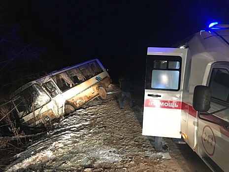 В Тверской области после ДТП пассажирский автобус вылетел в кювет