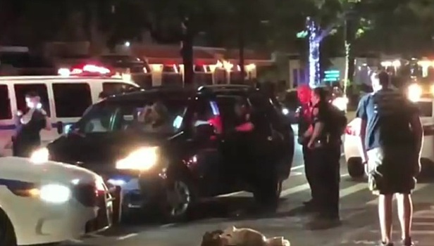 Мужчина разгромил патрульные авто и травмировал трех полицейских в Нью-Йорке. Видео