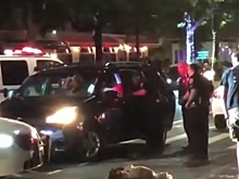 Мужчина разгромил патрульные авто и травмировал трех полицейских в Нью-Йорке. Видео