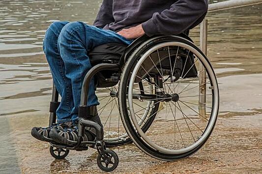 «Инвалиды тоже люди»: В Петербурге чиновника обвинили в формальном отношении к проблемам маломобильных граждан