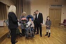 Свыше 300 тысяч рублей депутат Михаил Романов выделил для покупки современного инвалидного кресла юному петербуржцу
