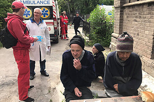 Персонал украинской психбольницы бросил трех пациентов умирать на кладбище