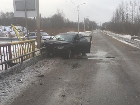 В Конаково пострадали водитель и пассажирка, врезавшись в ограждение