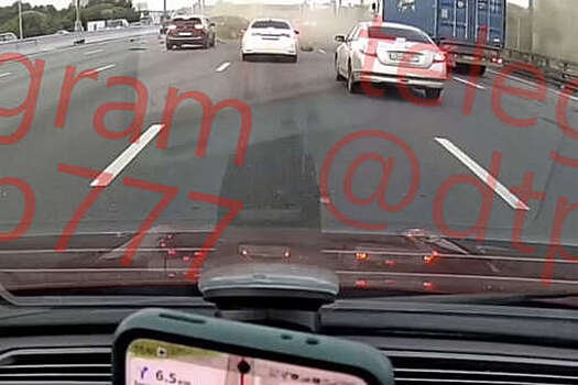 На МКАД на видео попало, как у Volvo отлетело колесо в момент ДТП