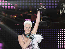 Актриса Нильсен призналась, что рождение ребенка в 55 лет дорого и не для всех