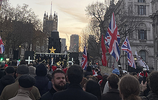 В центре Лондона британские правые провели крупную рождественскую акцию