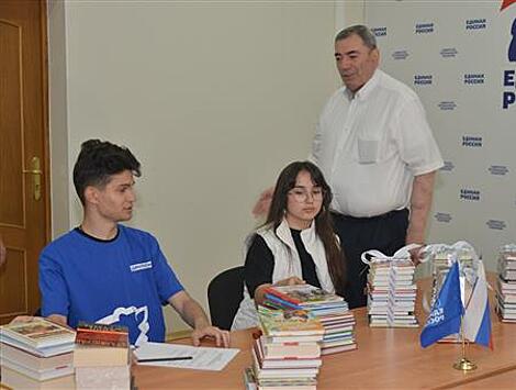 Леонид Симановский передал книги для детей Донбасса