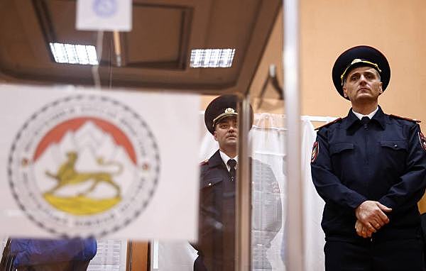 ВС Южной Осетии отменил решение о назначении второго тура выборов президента на 28 апреля