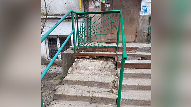 «Погодные условия не позволяли»: жители дома в Егорьевске ждали ремонта ступенек больше года