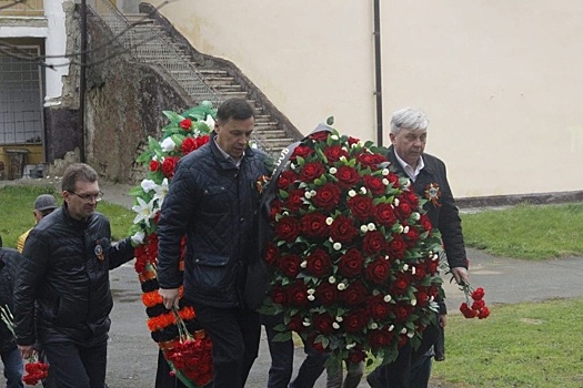 Сергей Юров почтил память погибших воинов